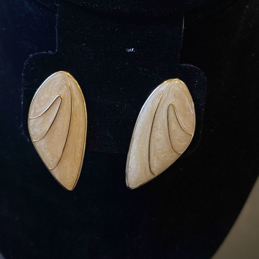 Vintage enamel and gold tone pierced earrings - Picture 3 of 5